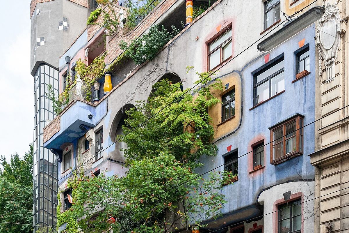 Wohnhausfassade Innenstadt — Symbolbild zum Thema Marktbericht