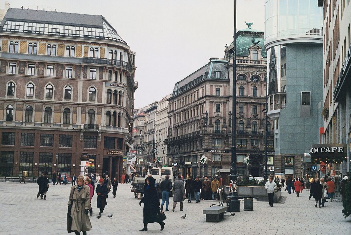 Wiener Bürohochhaus Innenstadt — Symbolbild zum Thema Analyse